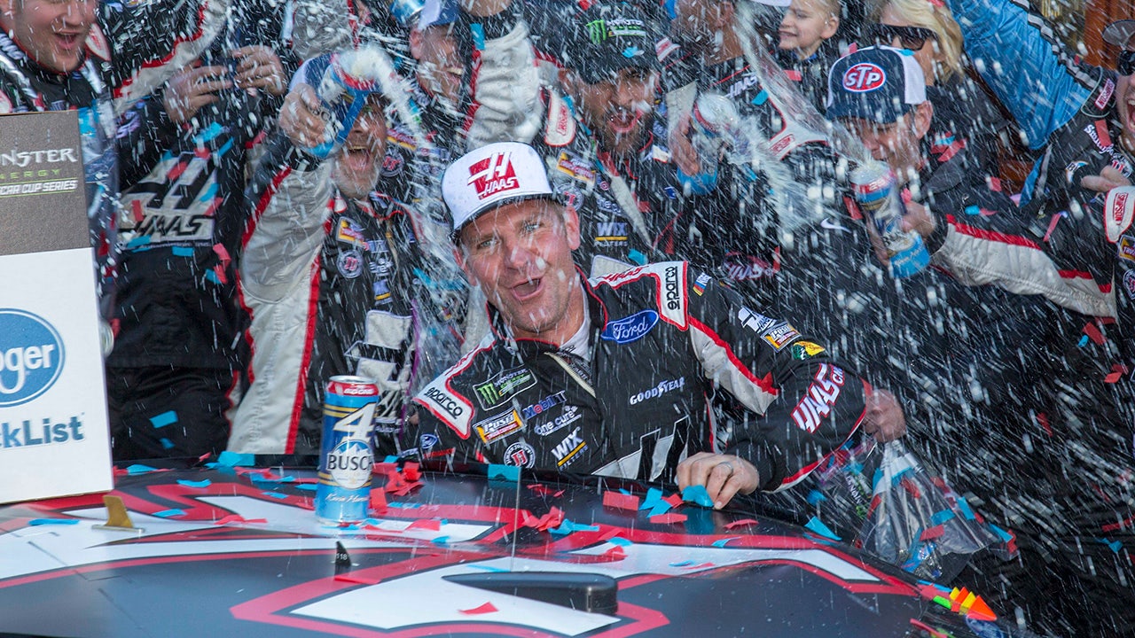 Clint Bowyer win at Martinsville breaks 190race NASCAR losing streak