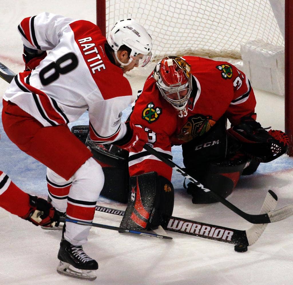 Darling memimpin Blackhawks meraih kemenangan 2-1 melawan Hurricanes