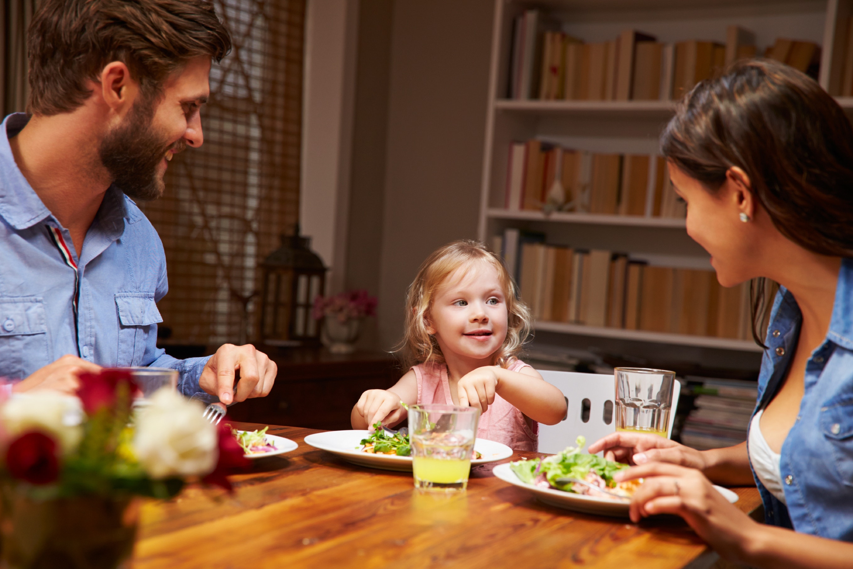 Ребенок не ест вечером. Семья за столом. Семейный ужин. Семья за обеденным столом. Ужин с семьей.