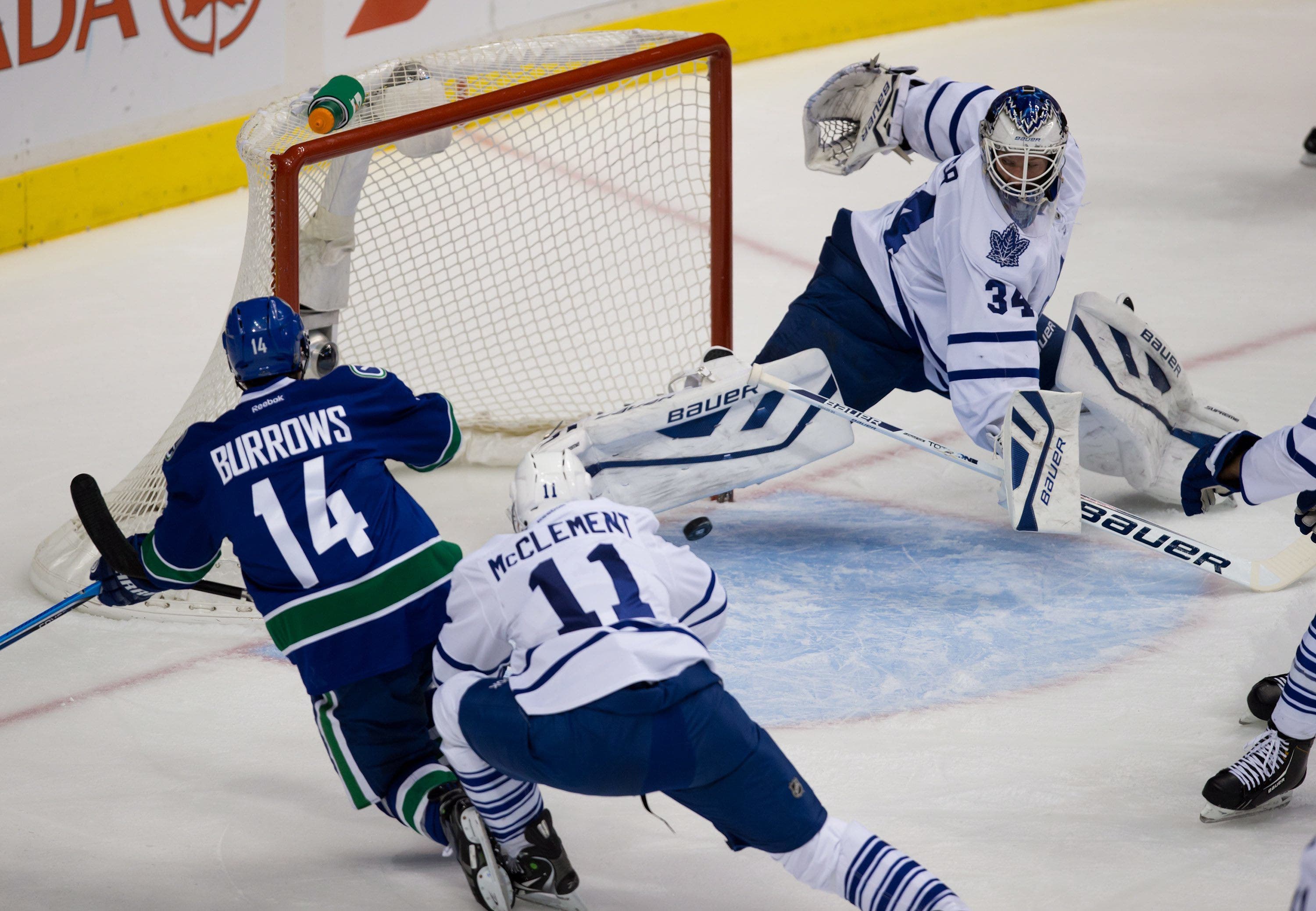 Luongo mendapat 21 penyelamatan pada penutupan kedua, Canucks mengalahkan Maple Leafs 4-0 setelah Bure no.  10 pensiun