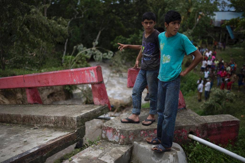 Badai Earl membasahi Belize, lalu menuju Meksiko