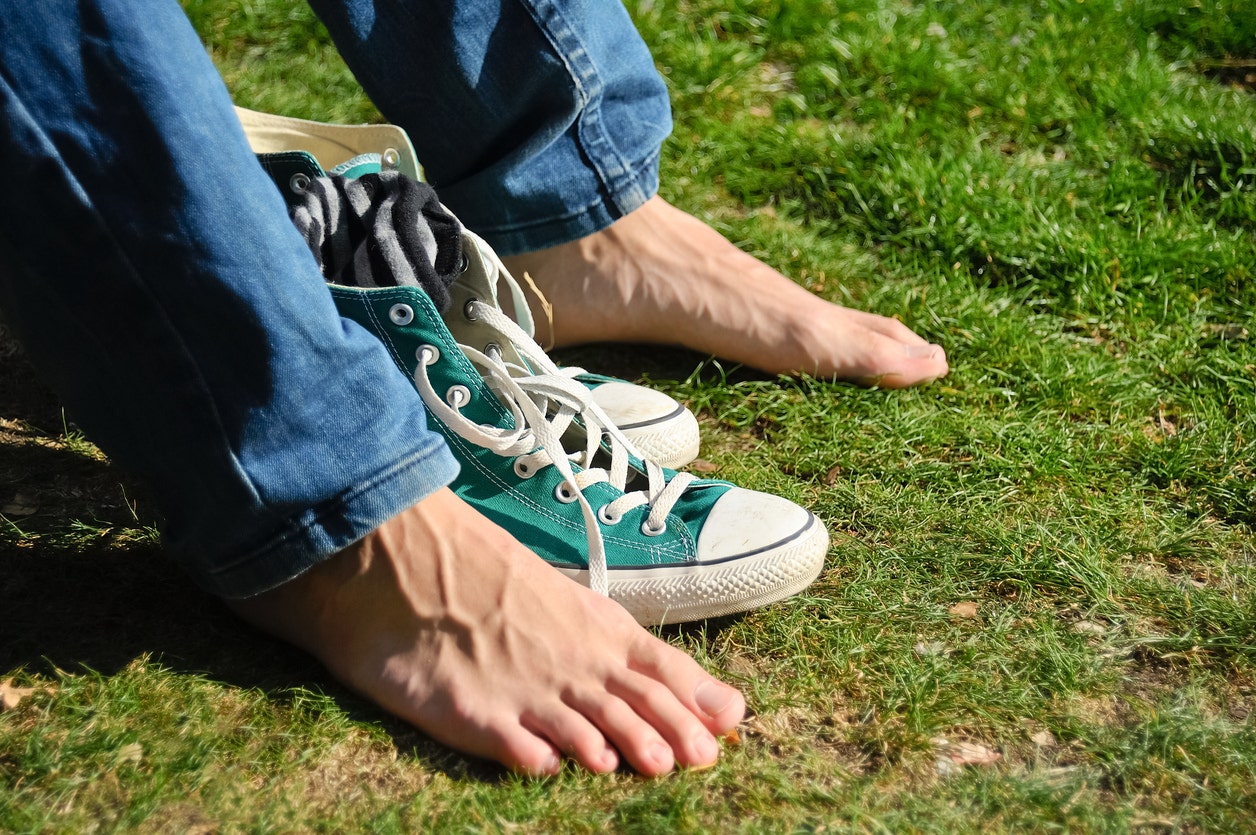 Foot sweat. Босоногая обувь. Barefoot обувь. Мужская обувь на босую ногу. Босоногая обувь bare foot.