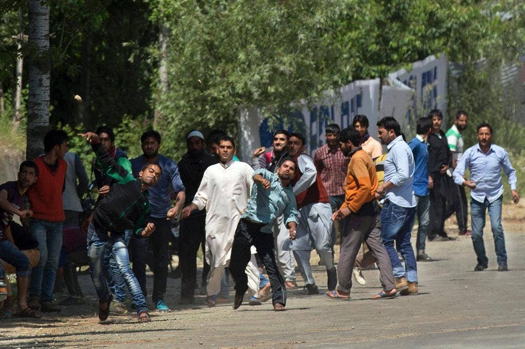 Penduduk desa Kashmir bangun, pasukan pemburu foil-rebel-India