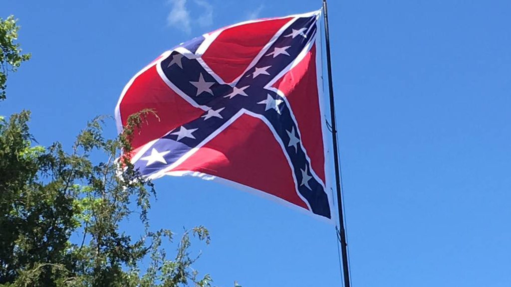 Virginia high school students pose with Confederate flags during ...