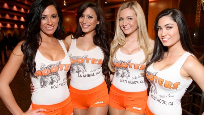 Hooters Sues Twin Peaks Restaurant In Breastacular Battle – Consumerist