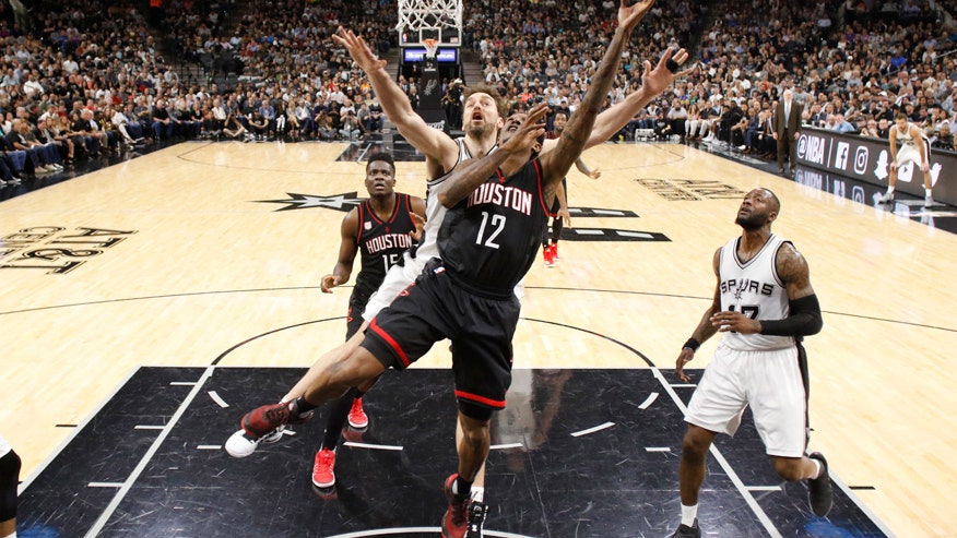 Houston Rockets' kiss cam fail: Man gets friend-zoned in viral video ...