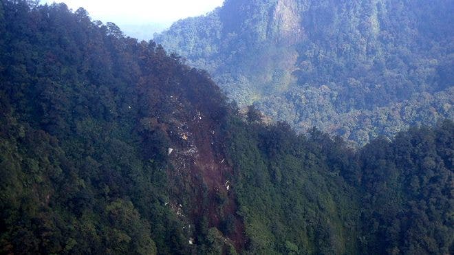 Seluruh penumpang dikhawatirkan tewas setelah pesawat Rusia jatuh pada demonstrasi penerbangan di Indonesia
