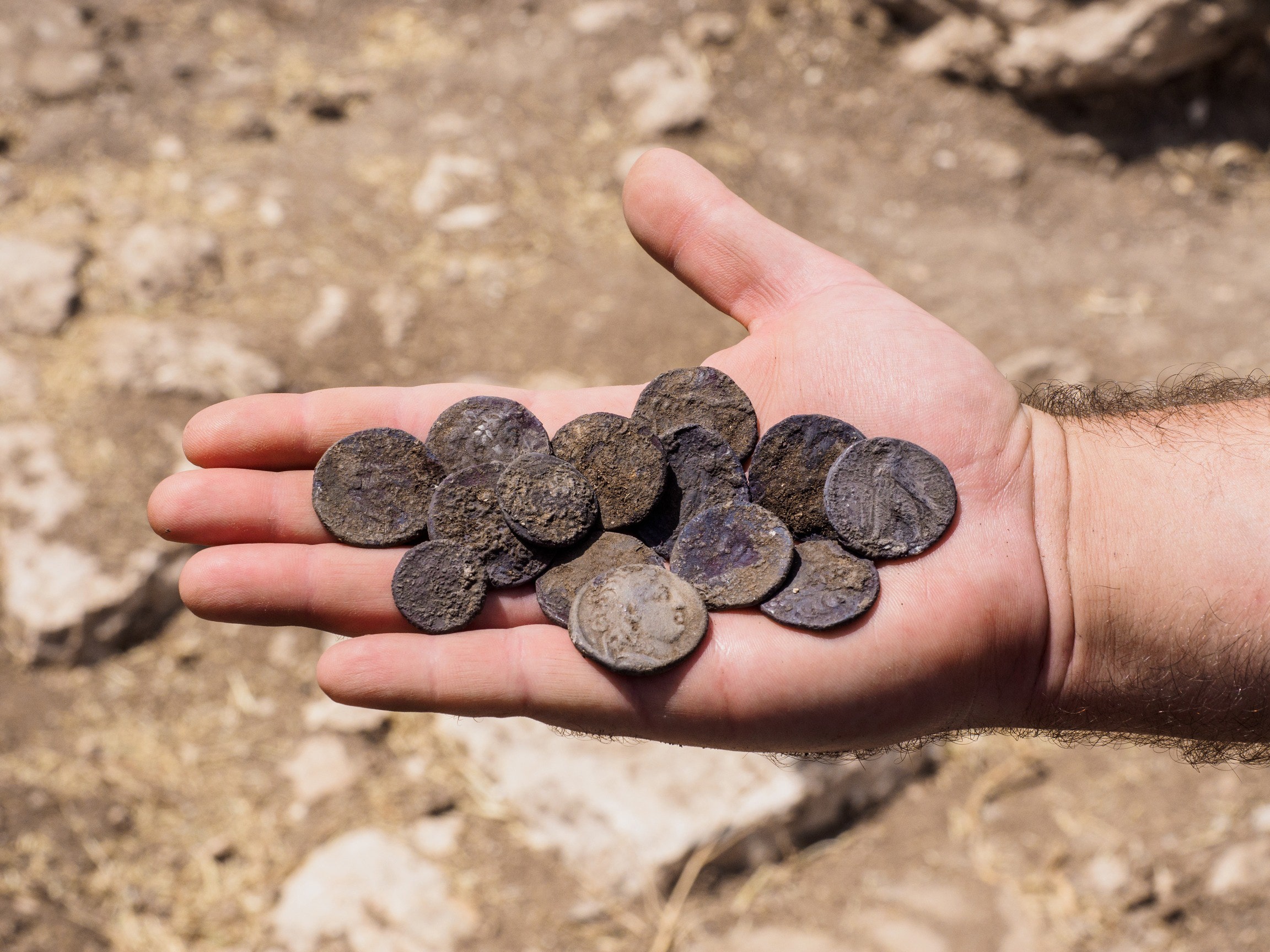 Археологи кладах. Археологические монеты. Клад монет. Клады античных монет. Серебряные клады.
