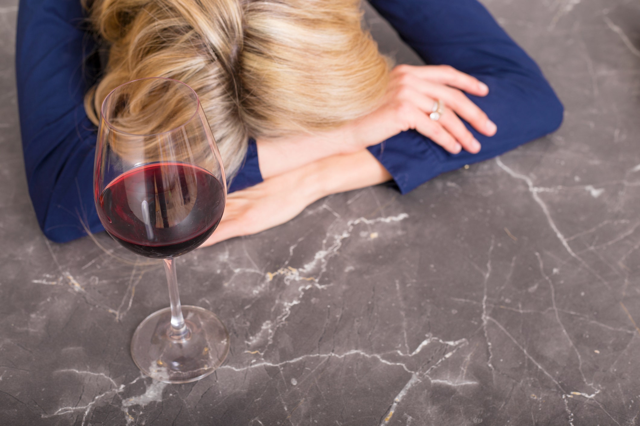Красное вино болит голова. Алкоголь и ВСД. Вино стресс. Напитки при ВСД. Болит голова от Просекко.