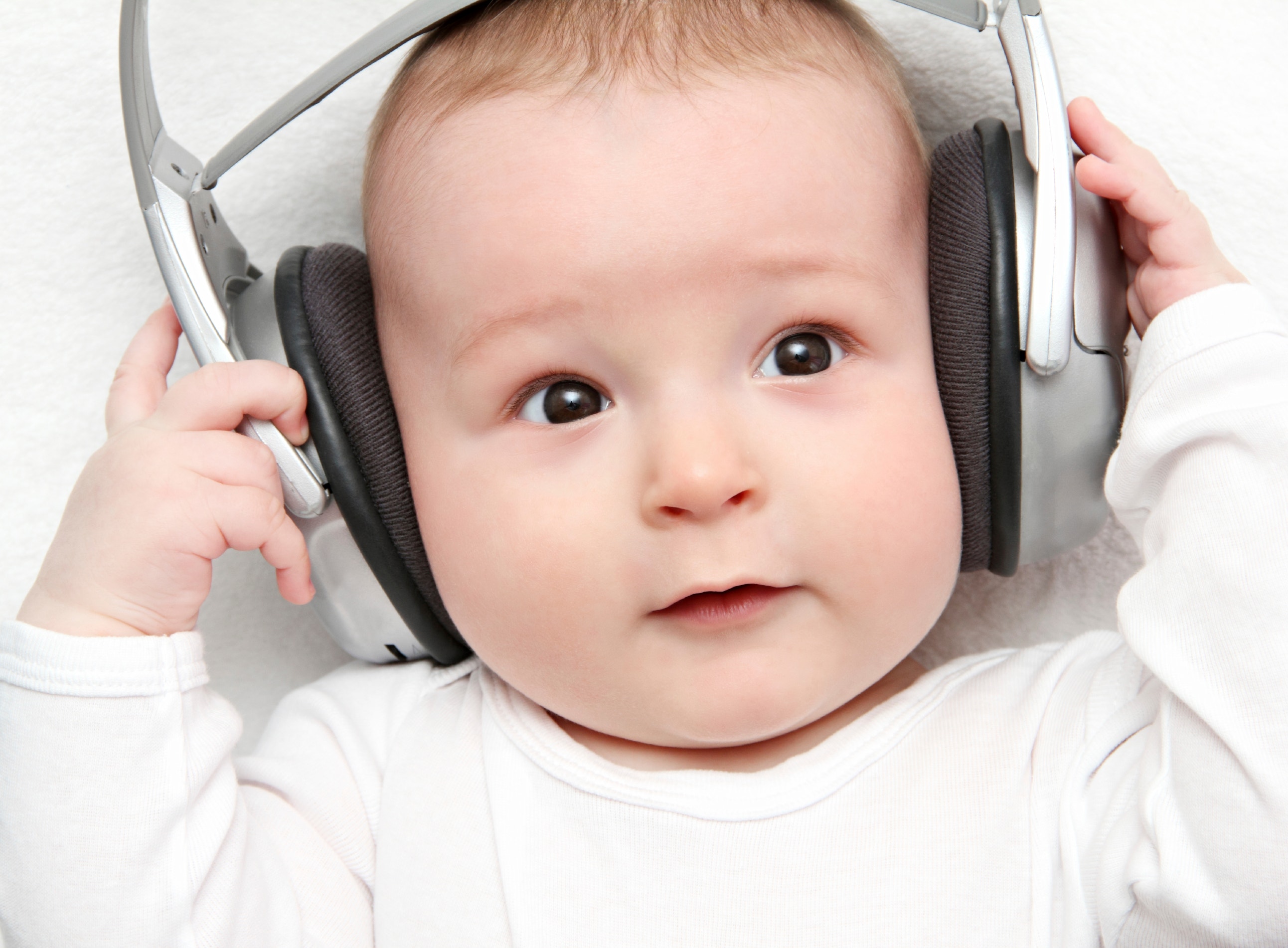 Слушать звуки тише. Младенец слушает музыку. Малыши СЛУШАЮТ музыку картинка. Звуки для убаюкивания малышей. Мама поет колыбельную ребенку.