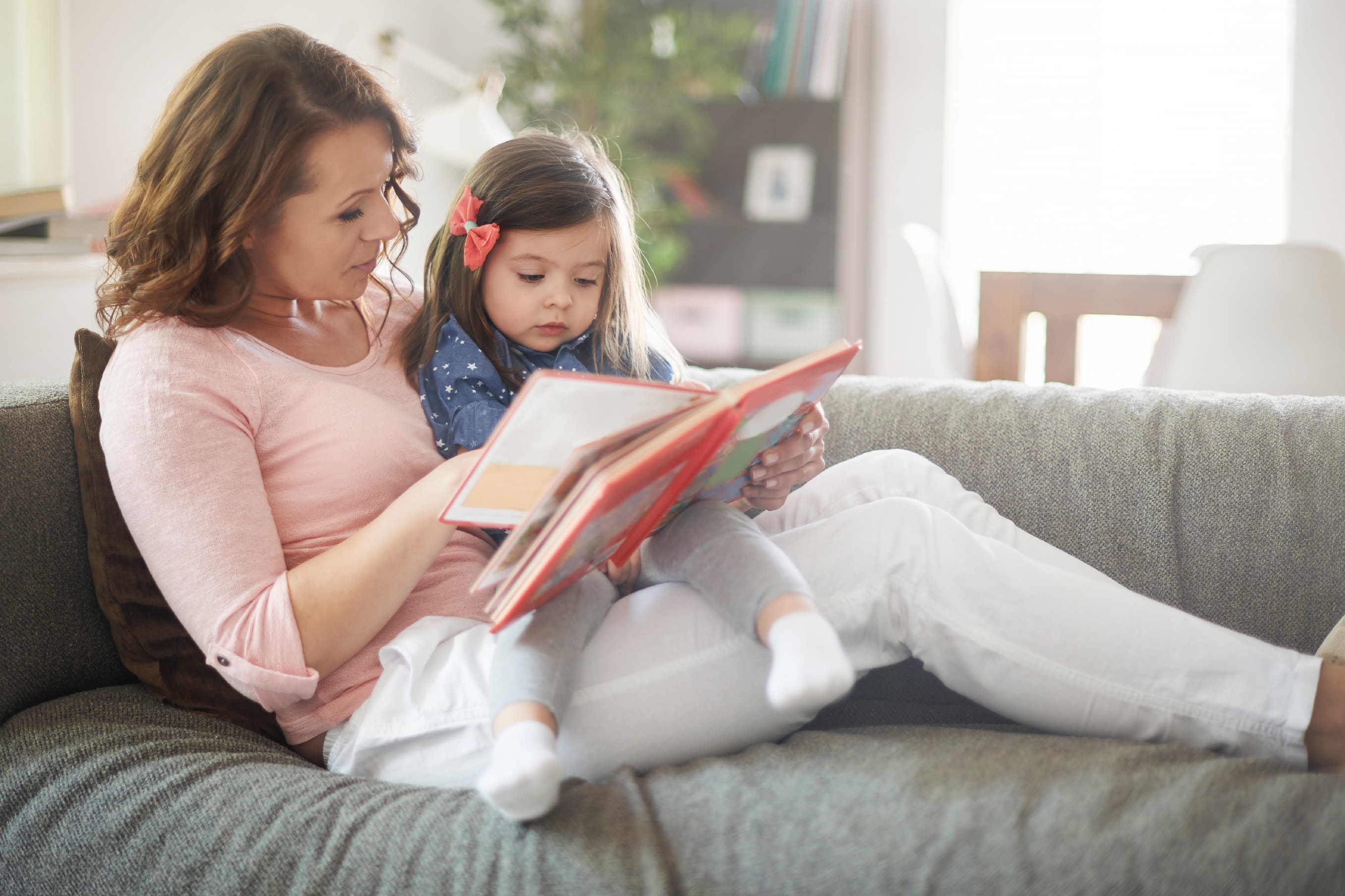 Сайт читает детям. Чтение мамы и ребенка. Мама с книжкой и ребенком. Мама читает ребенку. Чтение книг с дочкой.