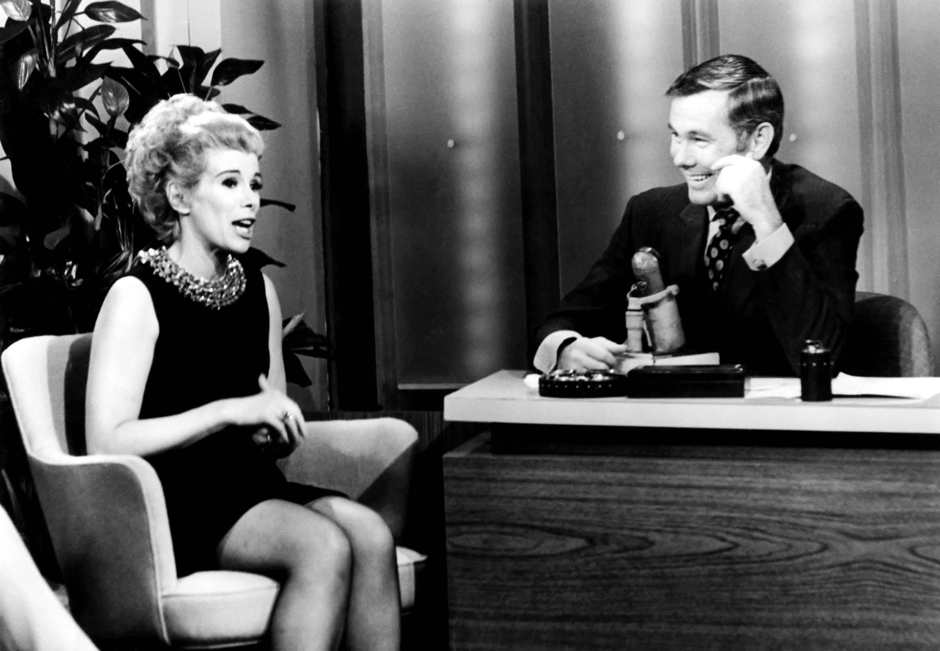 She is the worst. Joan Rivers show. Джонни Карсон развод. Джоан Уильямс фото. Joan Rivers Milton Berle.