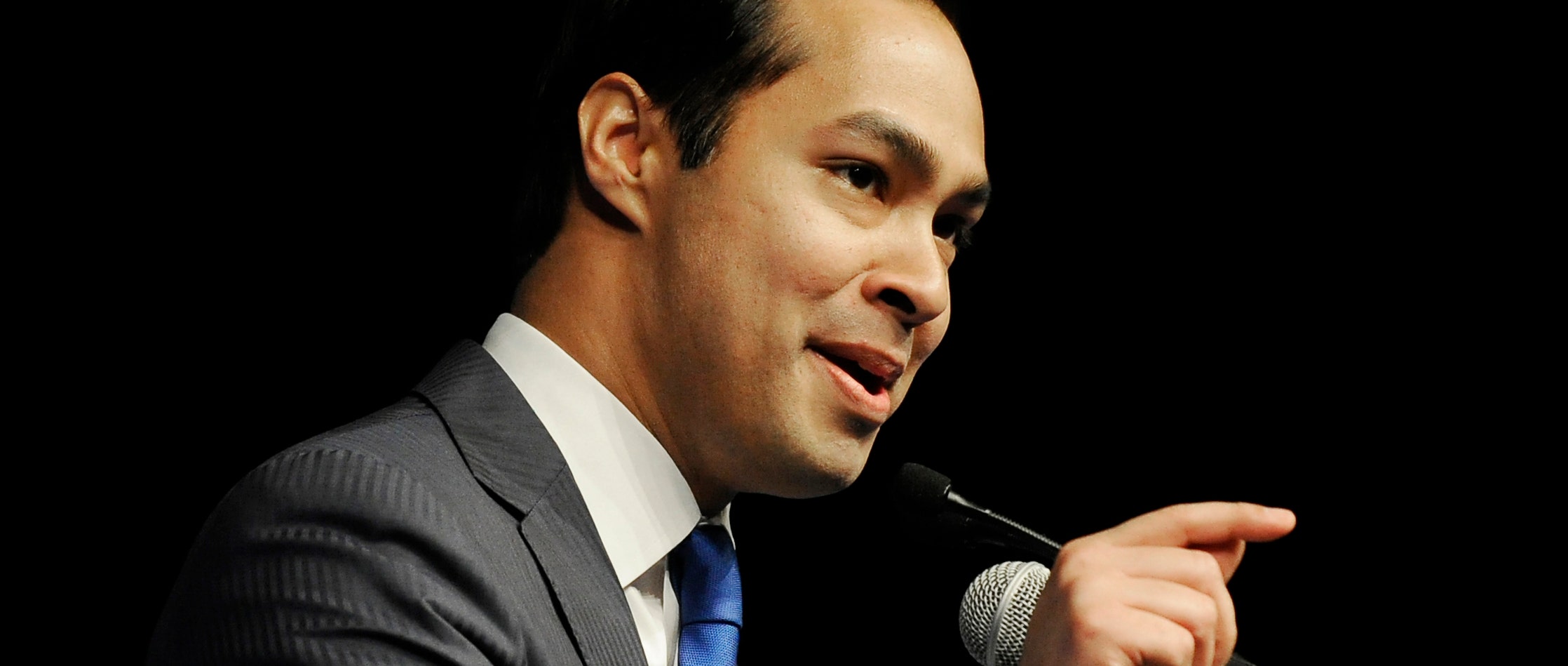 Former San Antonio Mayor Julian Castro sworn in as new housing ...