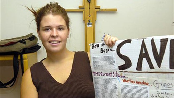 Parents of ISIS captive Kayla Mueller believe daughter may still be alive: ‘That 1 percent chance is still there’