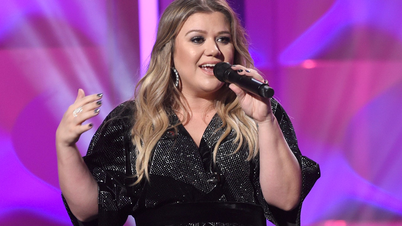 Kelly Clarkson reveals extreme weight loss at Simon Cowell's Hollywood ...