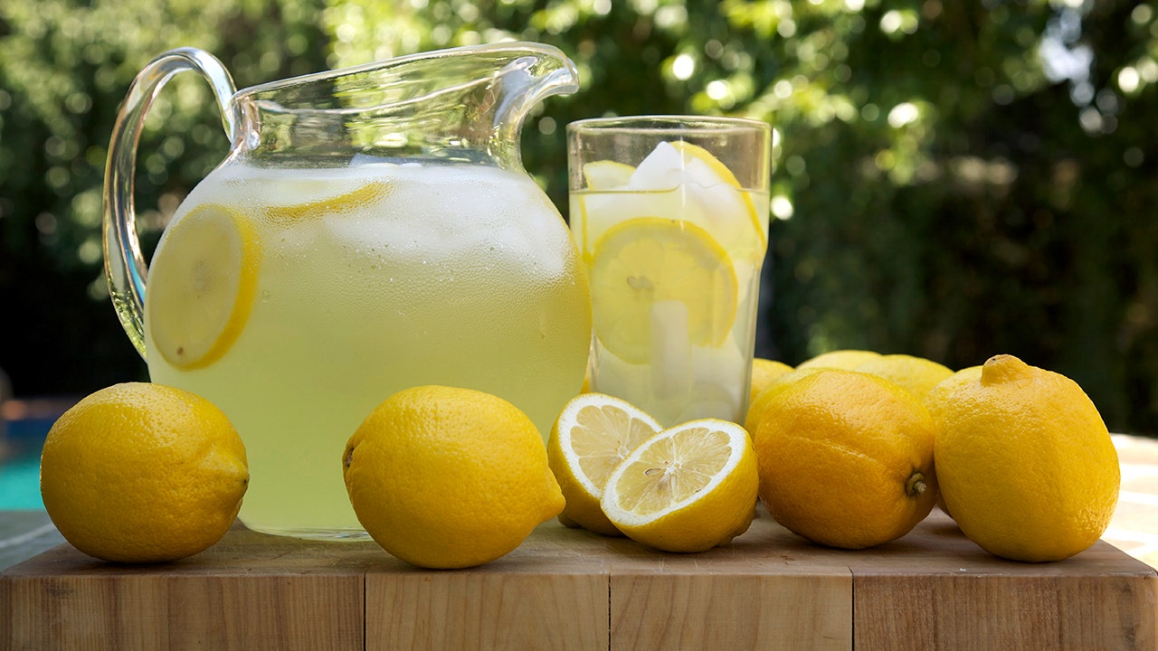 yellow lemonade stand for kids