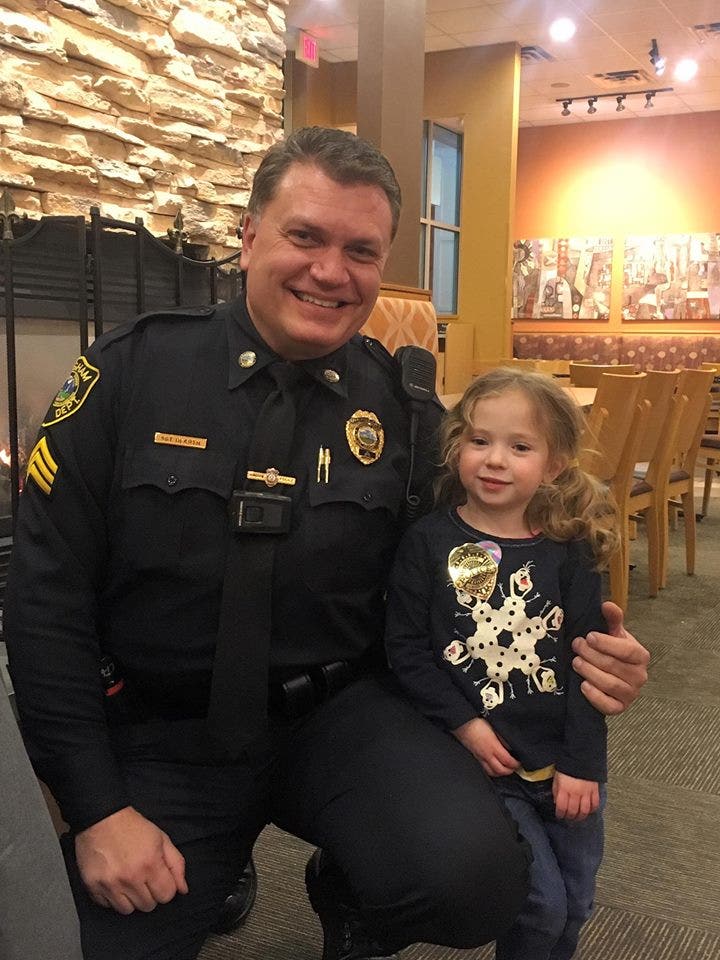 Little girl joins cop eating alone for 'best dinner date ever' | Fox News