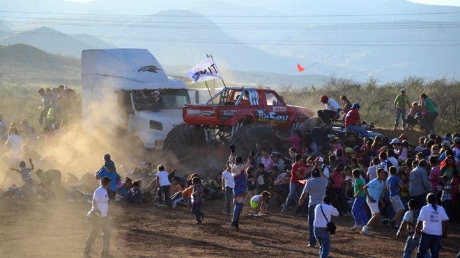 Truk monster menabrak kerumunan orang di Meksiko, menewaskan sedikitnya 8 orang