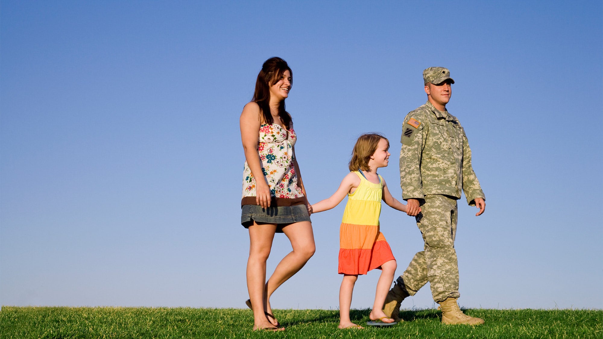 Военный опекун. Семья военного. Семья военнослужащего. ВОЕННЫЙС семькей. Солдат с семьей.