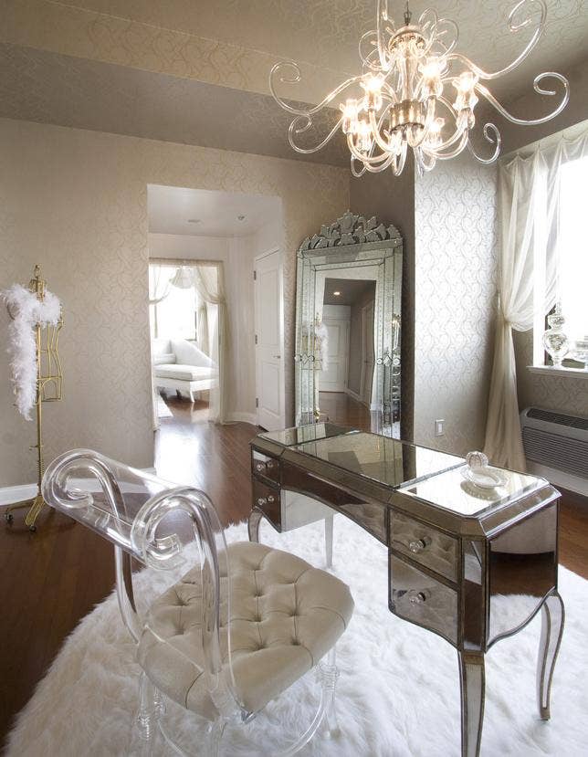 Decorating With Mirrors, What Furniture Goes With Mirrored