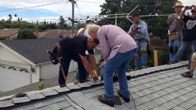 Tetangga menggunakan media sosial untuk membantu lelaki lanjut usia memperbaiki atap rumahnya