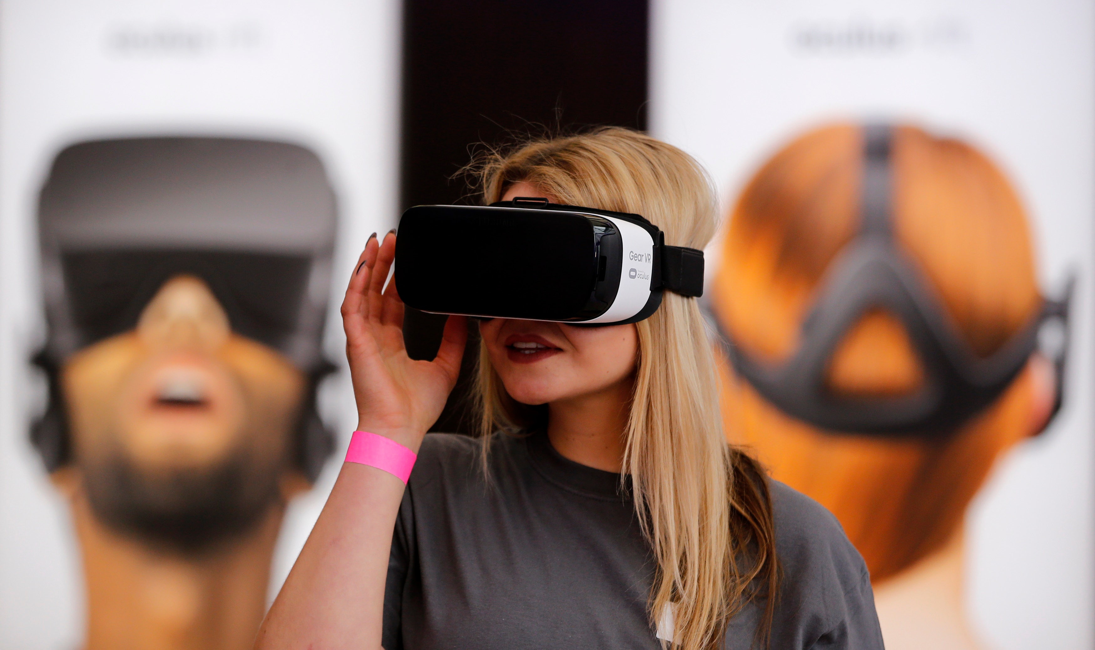Виртуальные очки 2. Виртуальная реальность девушка. Очки виртуальной реальности для девочек. Очки виртуальной реальности на человеке. ВР очки на человеке.
