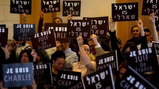 Orang-orang di seluruh dunia bergabung dalam aksi unjuk rasa untuk menghormati para korban di Paris