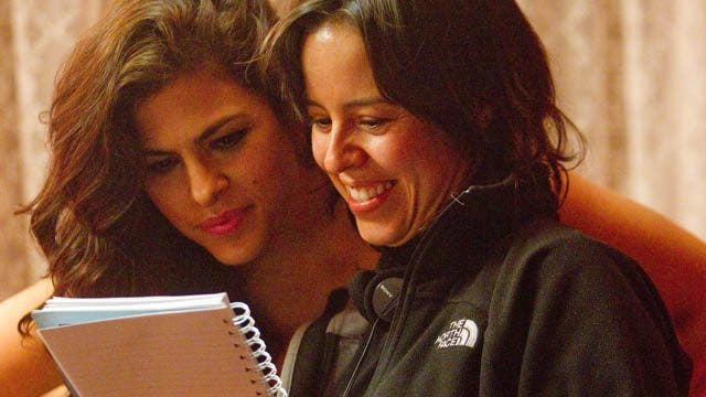 Sutradara “Girl In Progress” Berbicara tentang Eva Mendes dan Pembuat Film Latina Pendatang Baru