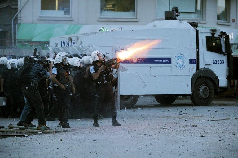 Polisi membubarkan pengunjuk rasa Istanbul dengan meriam air