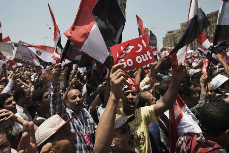 Pengunjuk rasa Tahrir menunjukkan ‘kartu merah’ kepada Morsi Mesir