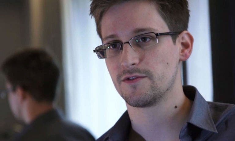 Snowden mengutuk AS, mencari suaka di Rusia