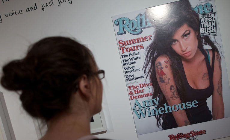 Pameran Amy Winehouse menampilkan gadis di belakang bintang