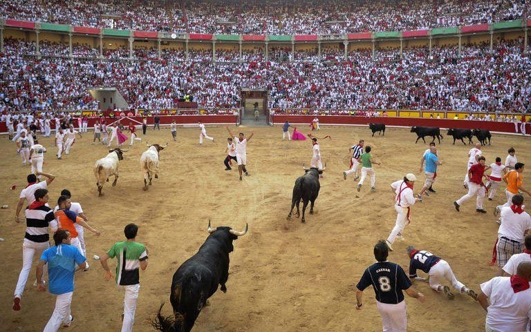 Bulls mengalahkan pelari, empat cedera di Pamplona Run