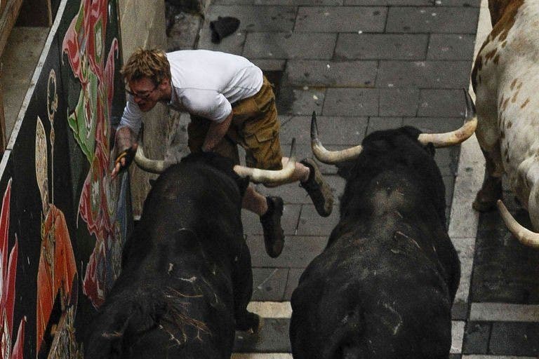 Aksi banteng Pamplona yang sangat parah mengirim tiga orang ke rumah sakit