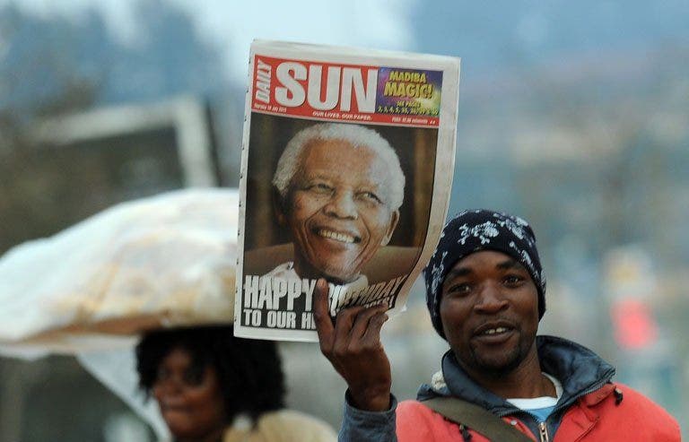 Mandela yang ‘meningkat’ merayakan ulang tahunnya yang ke-95 di rumah sakit