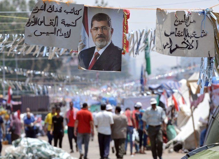 Morsi yang Ditahan -Aid Pemberi Pinjaman Meminta Pakaian Penjara: Keluarga