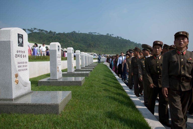 Pemimpin Korea Utara membuka pemakaman bagi para pahlawan perang