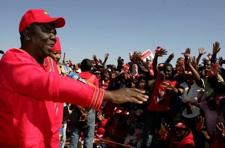 Zimbabwe menangkap ajudan Tsvangirai karena melaporkan surat suara