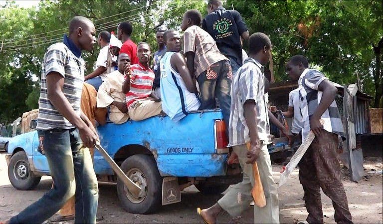 Warga yang berjaga menyampaikan kekhawatiran dan harapan di kota kontroversial di Nigeria