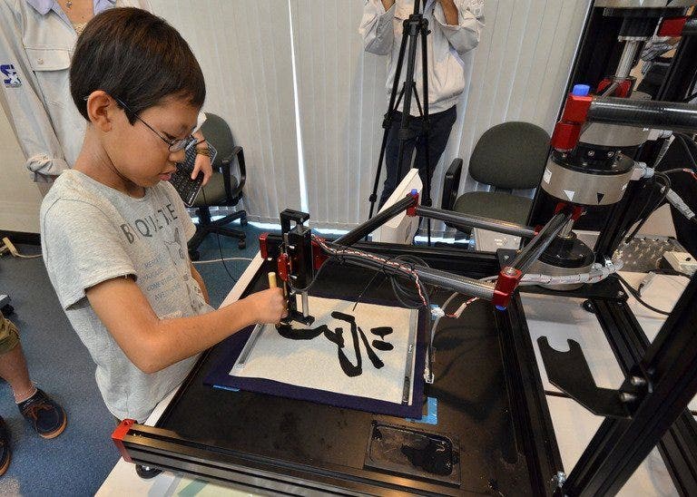 Robot mengubah anak-anak Jepang menjadi ahli kaligrafi