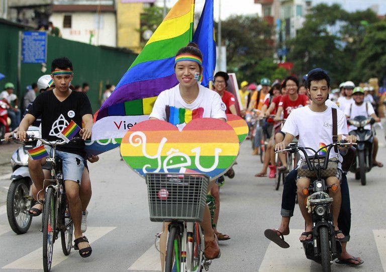 Para aktivis melakukan demonstrasi untuk memperjuangkan hak-hak kaum gay di Vietnam