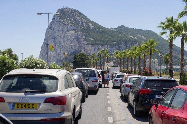 Para pengemudi merokok tetapi Gibraltar tetap menjadi wilayah Inggris