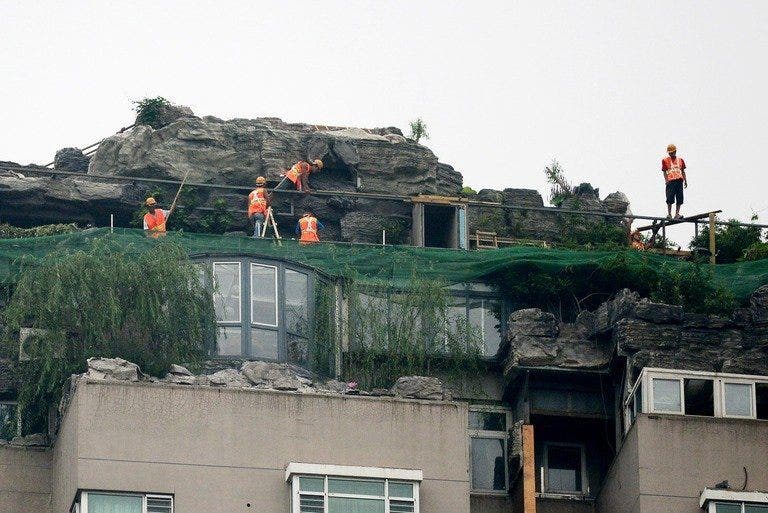 Pekerja pembongkaran skala vila batu di Beijing