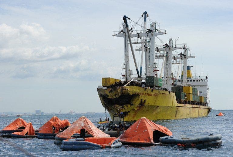 Gelombang laut yang ganas menghambat tim penyelamat Filipina setelah tenggelam