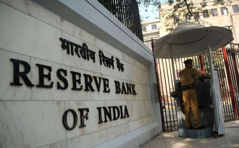 Investor memberikan dana talangan (bail out) ketika krisis rupee India semakin mendalam