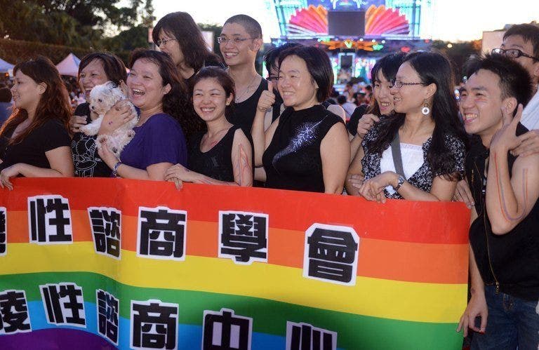 Ratusan orang bertemu di Taiwan untuk mendukung tagihan pernikahan gay