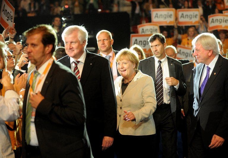 Merkel mencari dorongan pemilu ‘laptop dan lederhosen’