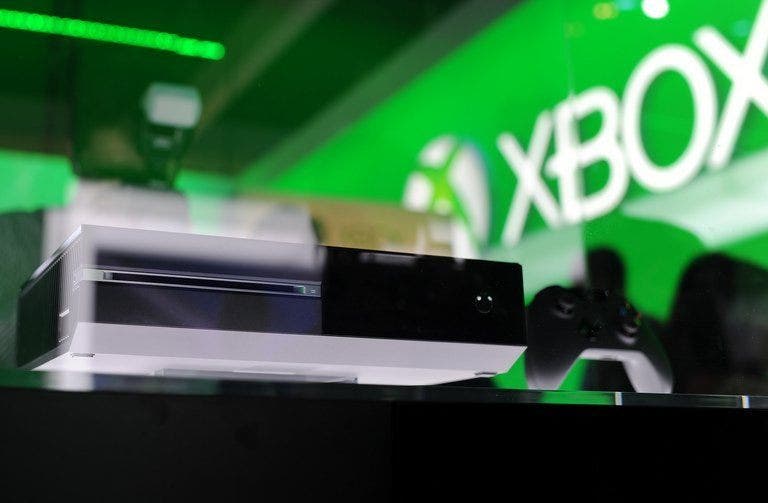 Para gamer berkumpul untuk mencoba PlayStation baru, Xbox