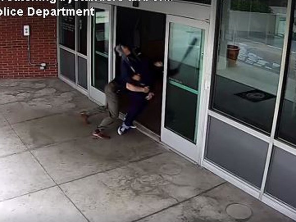Cop Tackles Bat Wielding Man Who Was Threatening Police Fox News