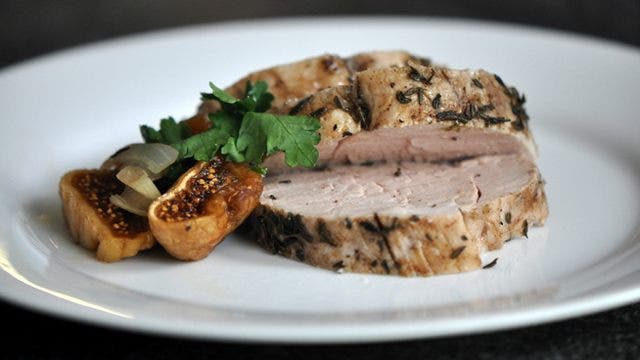 Babi -tenderloin dengan balsamic ara glasir, salad arugula dan kue jalan pintas stroberi
